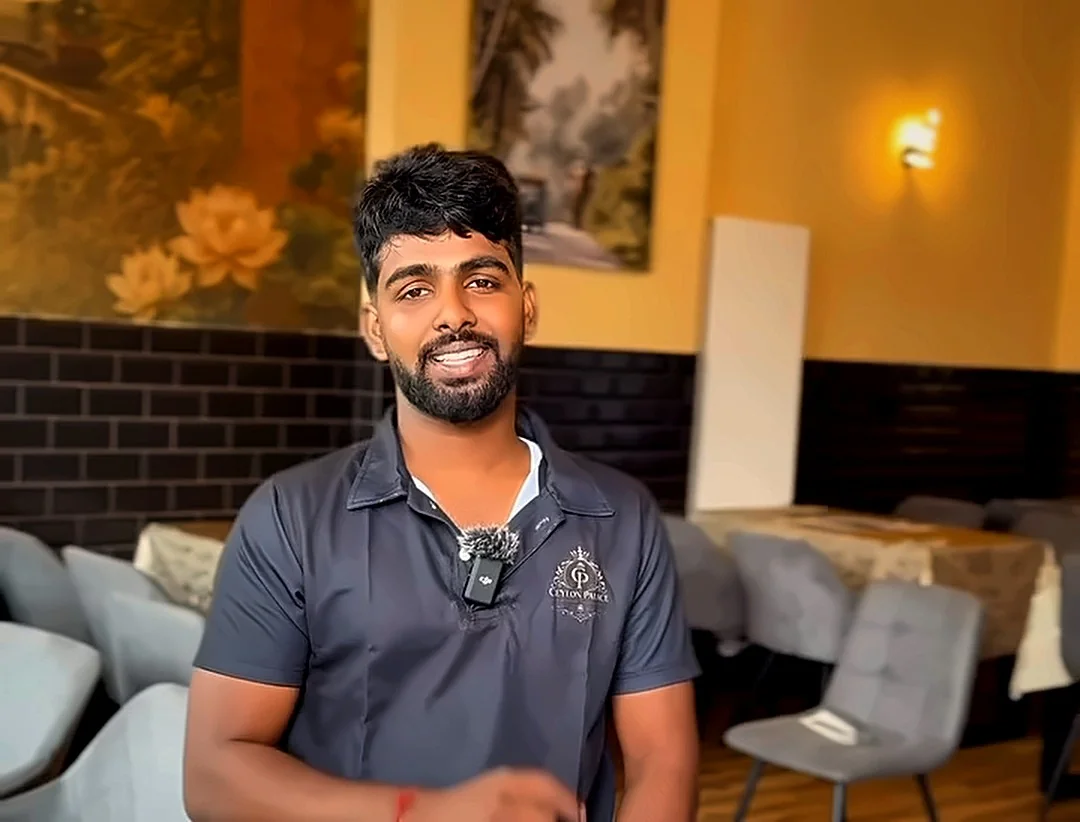 Anoj Thiruchelvam im Gastraum des Ceylon Palace