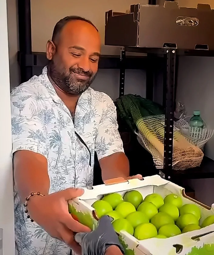 Suthakar Thiruchelvam mit einer Kiste frischer Limetten