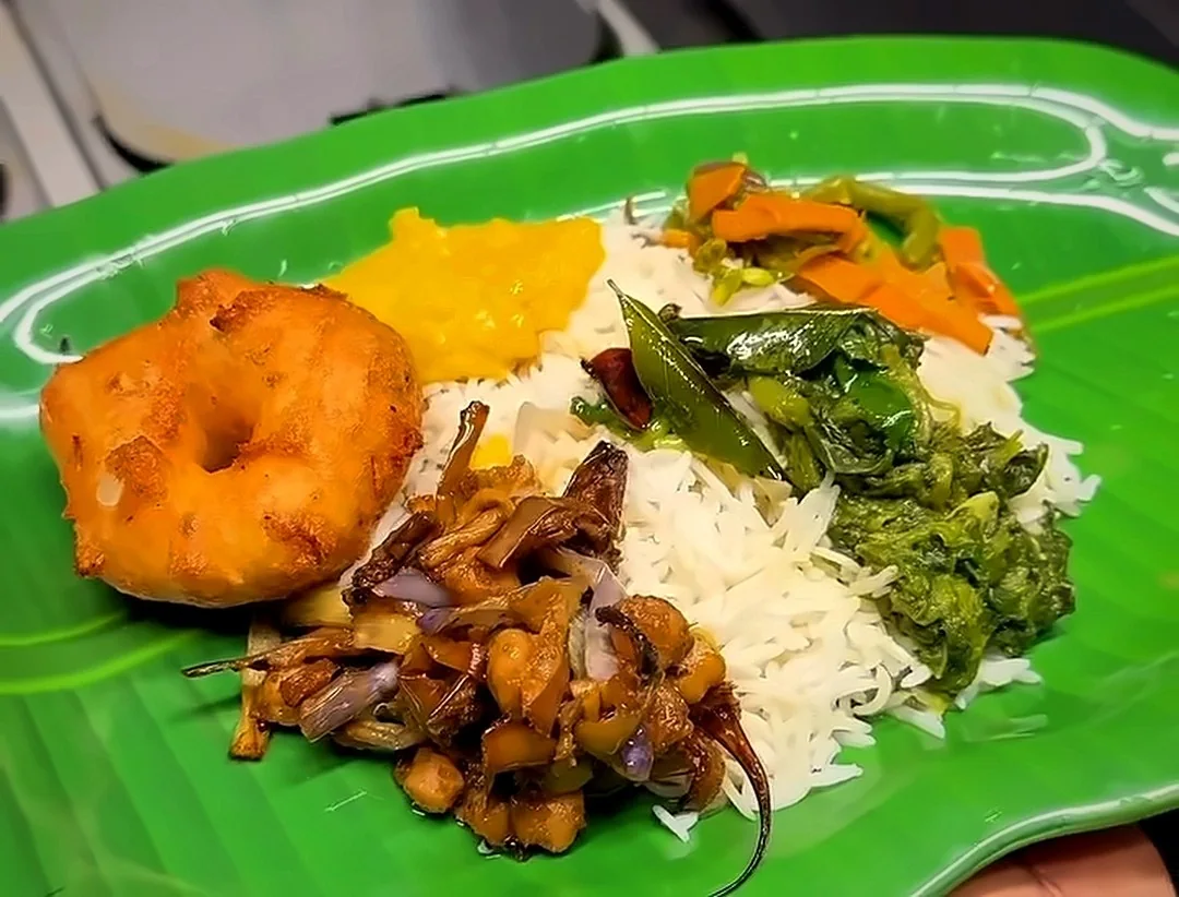 Vadai, Reis und Curry auf dem Bananenblatt